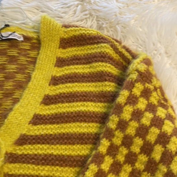 ZARA Sweater size M length 19” bust 48” see photos for colors front buttons - Picture 7 of 12